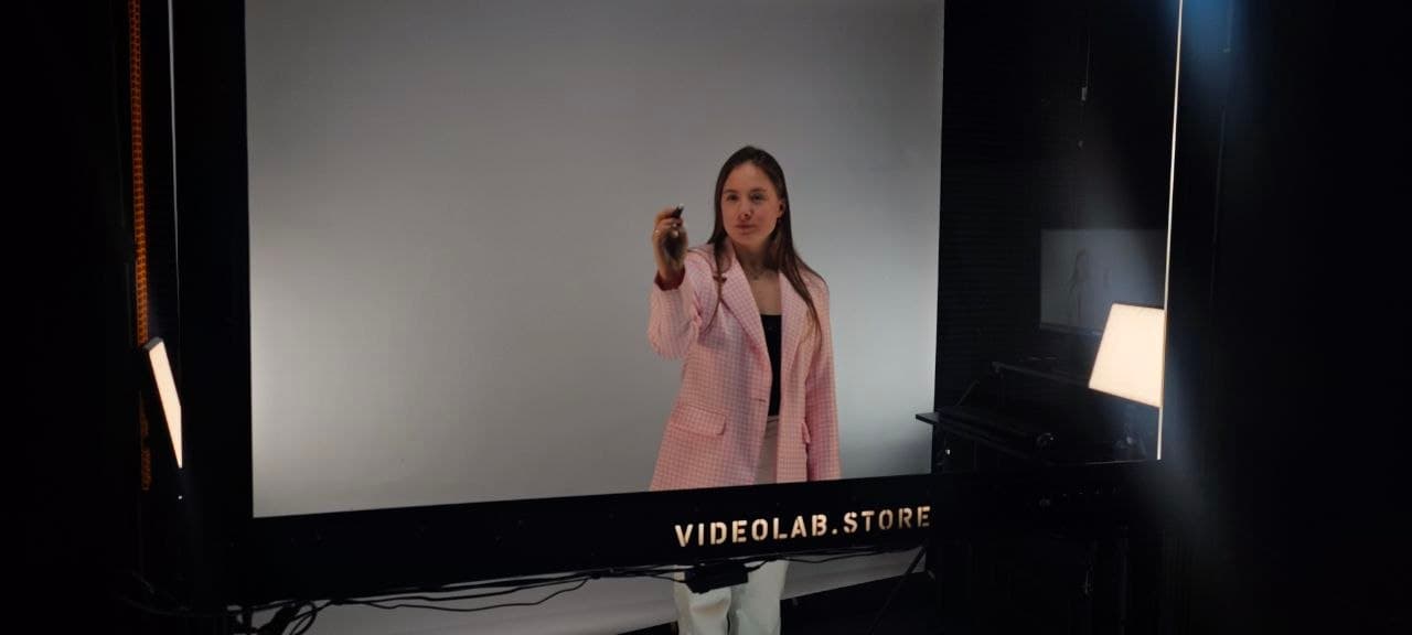 Студия VideoLab: ведущая работает с телесуфлёром VL-PROMPTER в кадре